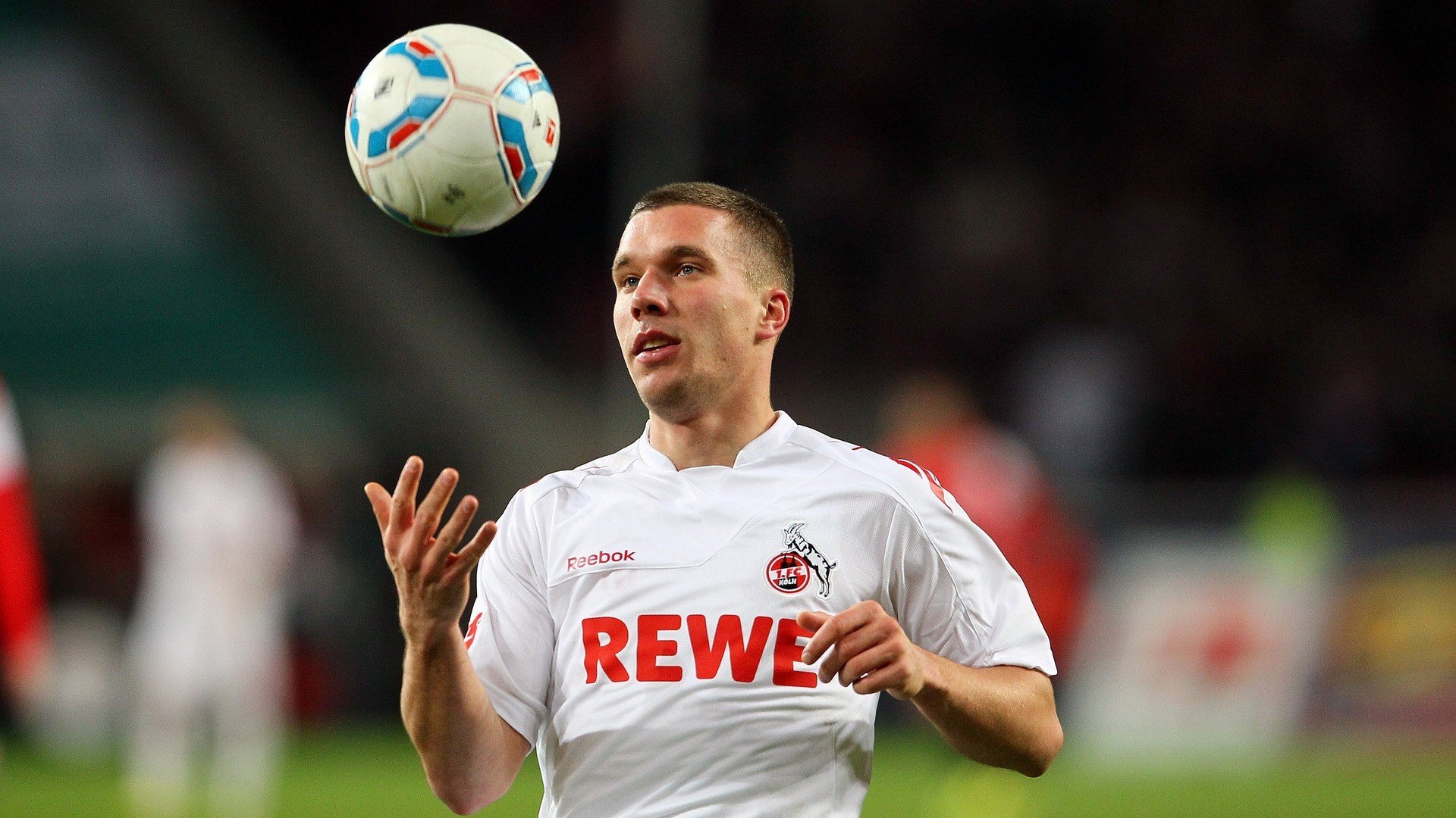 爱游戏中国官方网站平台-【攻守平衡】顶级运动员利用战术实现全场掌控，攻守兼备的足球运动员